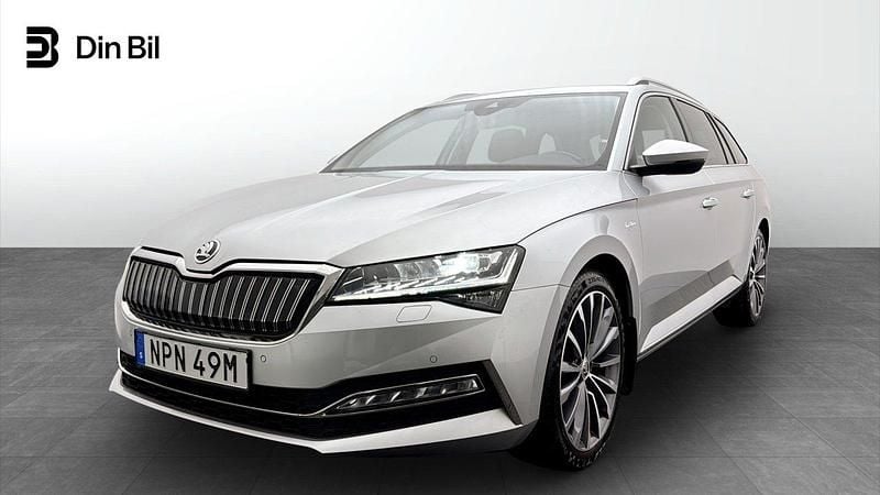 Silver Begagnad 2023 Skoda Superb Business Line Kombi | 344 900 kr (Lite dyr) - Bild 1/4