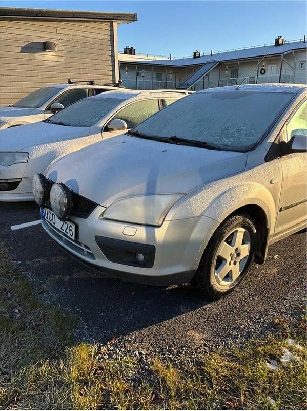 Silver Begagnad 2007 Ford Focus Halvkombi | 32 000 kr (Marknadspris) - Bild 1/4