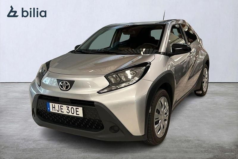 Silver Begagnad 2023 Toyota Aygo Play Halvkombi | 169 900 kr (Bra pris) - Bild 1/4