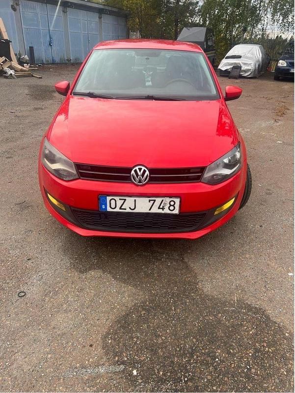 Röd Begagnad 2013 VW Polo Halvkombi | 50 900 kr (Marknadspris) - Bild 1/4