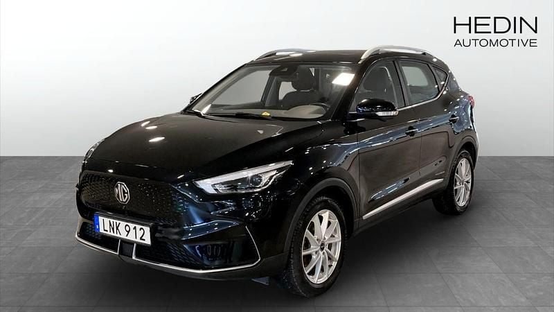 Svart (black) Begagnad 2022 MG ZS Luxury Sedan | 249 900 kr (Bra pris) - Bild 1/4
