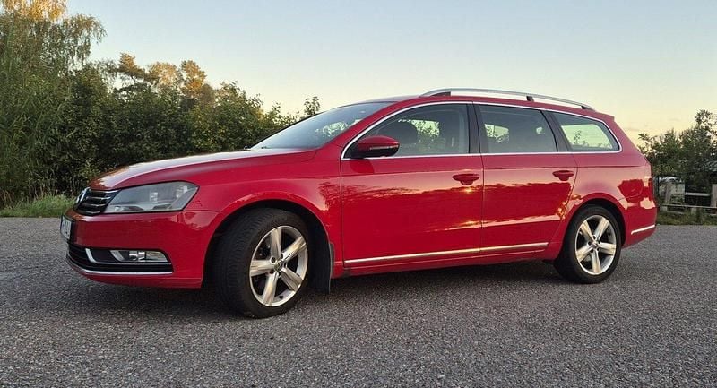 Röd Begagnad 2013 VW Passat Kombi | 54 000 kr (Superpris) - Bild 1/4