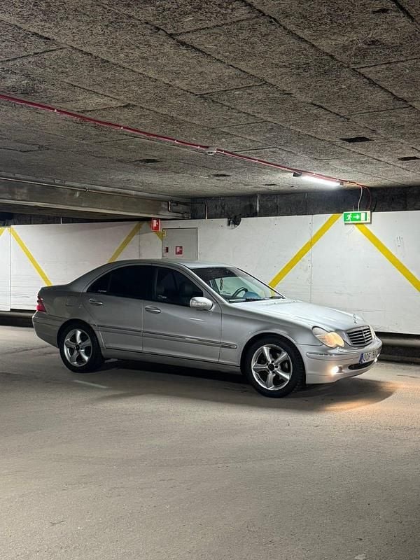 Begagnad 2004 Mercedes C180 | 25 000 kr (Lite dyr) - Bild 1/3