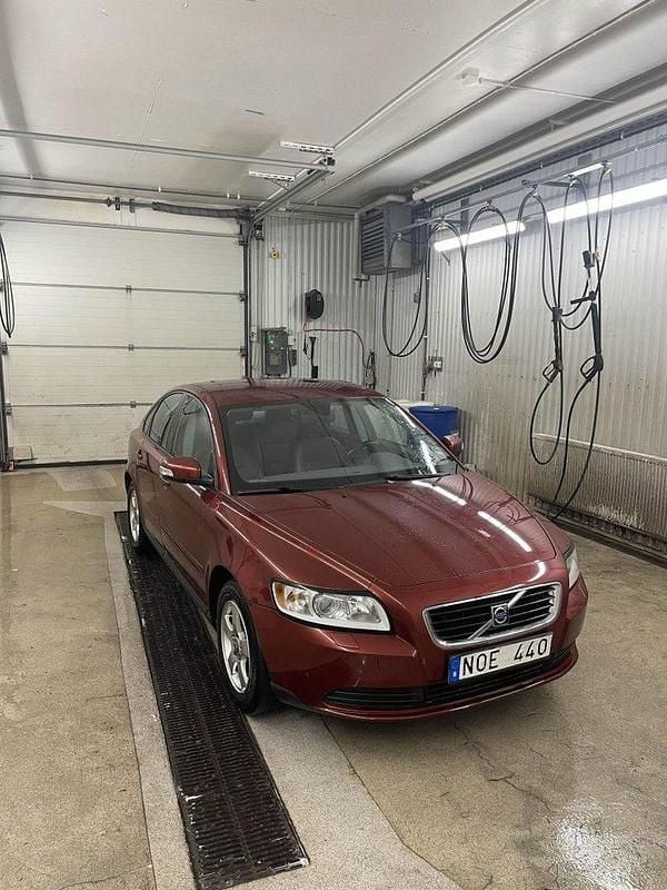 Röd Begagnad 2008 Volvo S40 Kinetic Sedan | 17 900 kr (Marknadspris) - Bild 1/4