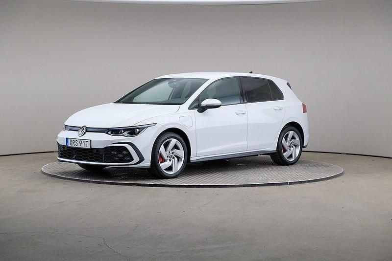 Vit Begagnad 2020 VW Golf VIII GTE Halvkombi | 305 000 kr - Bild 1/4