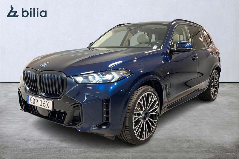Blå (tanzanite blå metallic ) Begagnad 2024 BMW X5 M Sport SUV | 1 094 000 kr - Bild 1/4