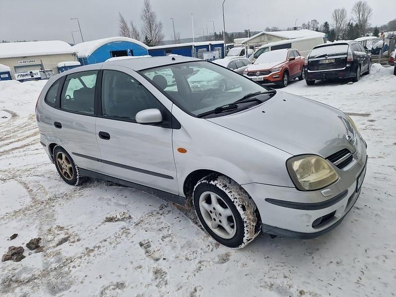 Gray metallic Begagnad 2004 Nissan Almera Tino Minibuss | 13 900 kr - Bild 1/4