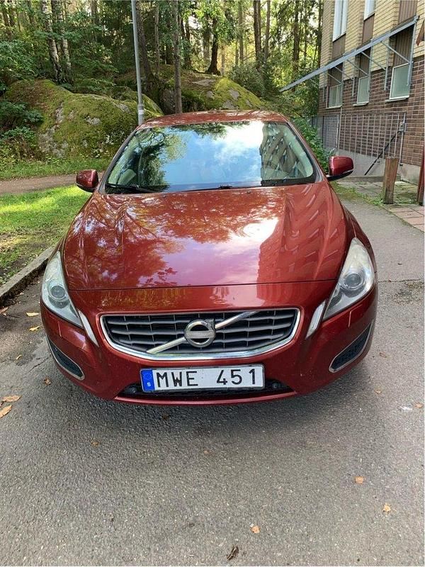 Röd Begagnad 2013 Volvo S60 Summum Sedan | 90 000 kr (Superpris) - Bild 1/4