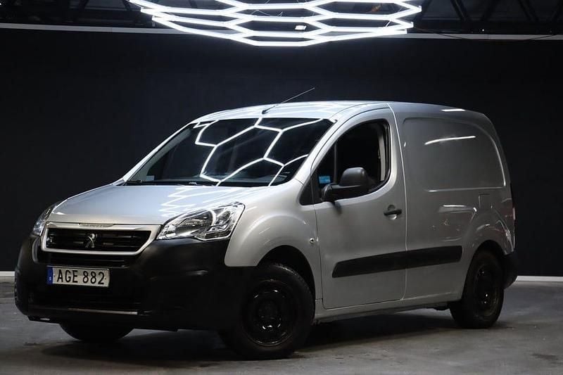 Grå Begagnad 2017 Peugeot Partner Minibuss | 89 900 kr (Bra pris) - Bild 1/4