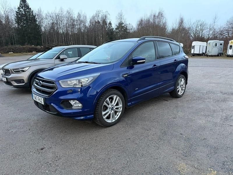 Deep impact blue Begagnad 2018 Ford Kuga SUV | 195 000 kr (Marknadspris) - Bild 1/4