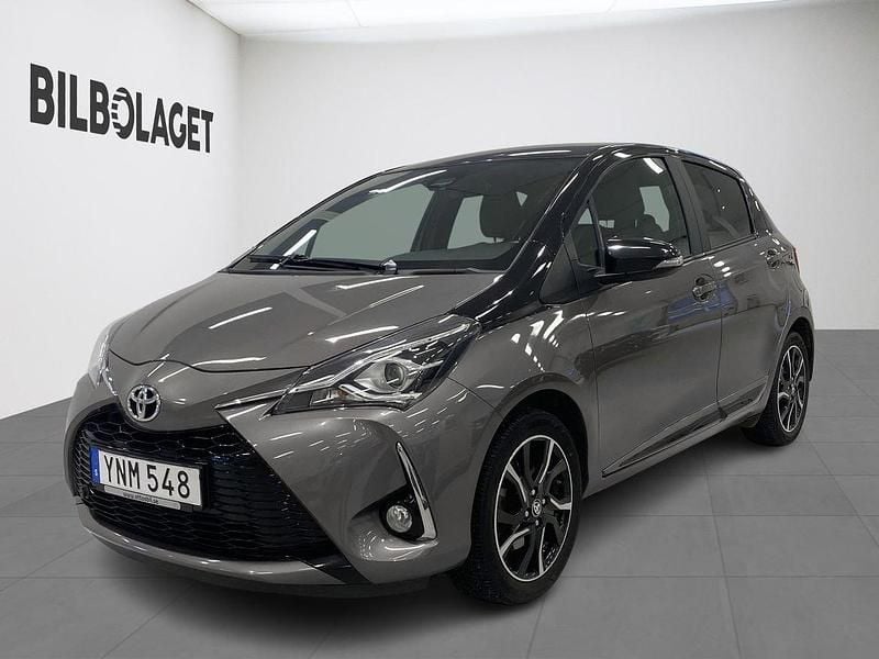 Mörkgrå Begagnad 2018 Toyota Yaris Halvkombi | 149 800 kr (Marknadspris) - Bild 1/4