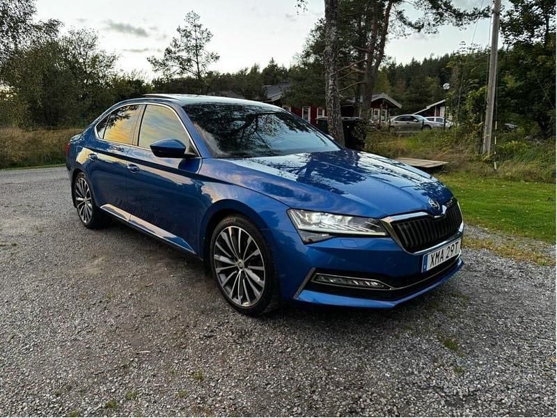 Blå Begagnad 2020 Skoda Superb Business Line Halvkombi | 239 000 kr (Marknadspris) - Bild 1/4