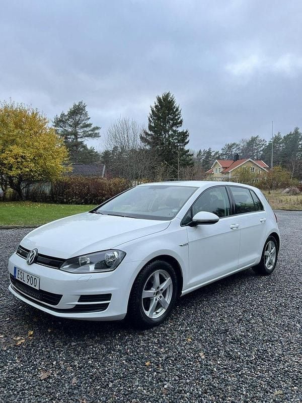 Vit Begagnad 2015 VW Golf VII Halvkombi | 79 000 kr (Bra pris) - Bild 1/4