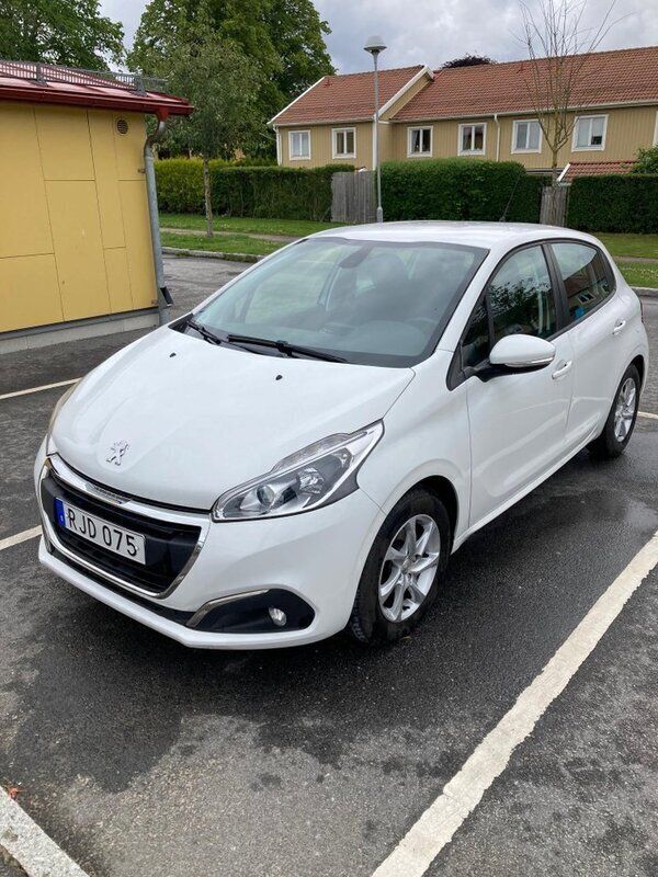 Vit Begagnad 2016 Peugeot 208 Active Halvkombi | 65 000 kr (Superpris) - Bild 1/4