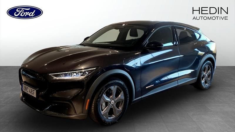 Grå (grey) Begagnad 2022 Ford Mustang Mach-E Standard Range SUV | 349 900 kr (Marknadspris) - Bild 1/4