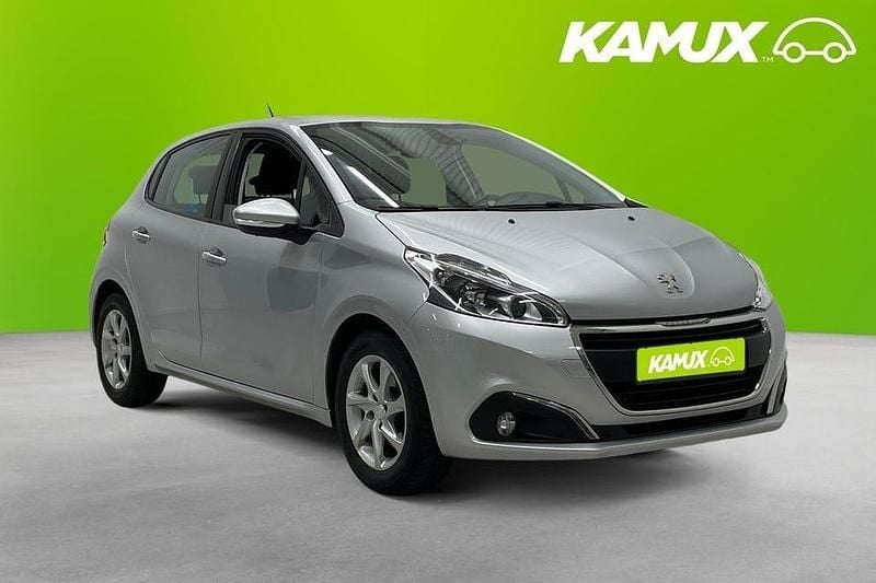 Ljusgrå (grå) Begagnad 2017 Peugeot 208 Halvkombi | 74 800 kr (Marknadspris) - Bild 1/4