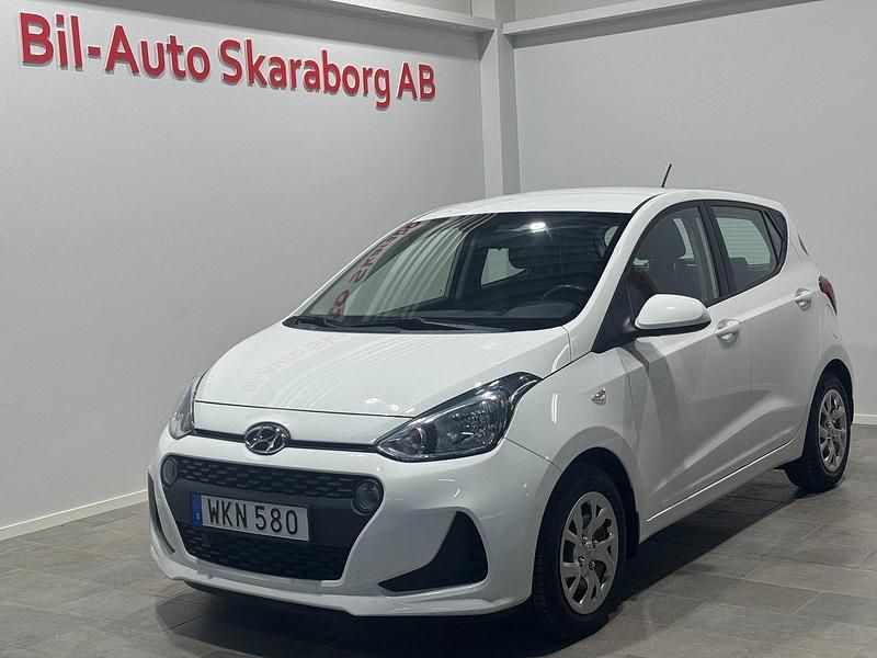 Vit Begagnad 2018 Hyundai i10 Comfort Halvkombi | 89 500 kr (Marknadspris) - Bild 1/4
