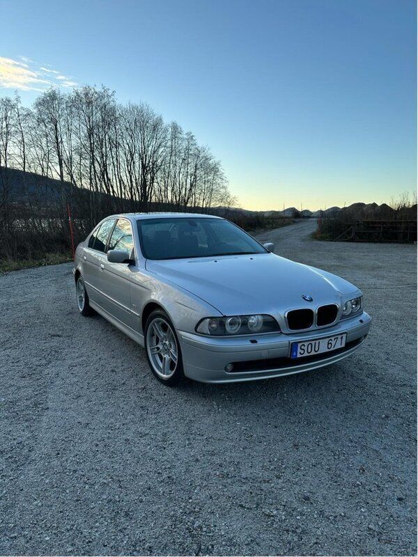 Grå Begagnad 2001 BMW 525 Sedan | 25 000 kr (Superpris) - Bild 1/4