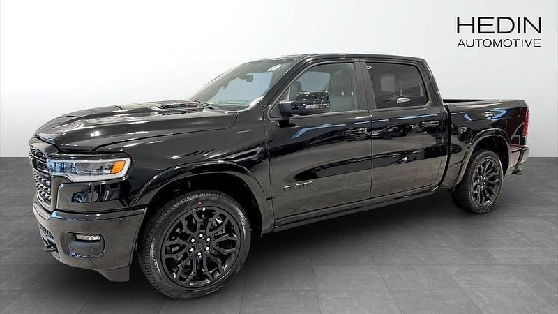 Svart (black) Ny 2025 RAM 1500 Pickup | 1 298 610 kr (Marknadspris) - Bild 1/4