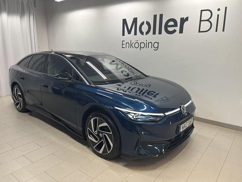 Blå (aquamarine blue metallic) Begagnad 2024 VW ID.7 Pro Halvkombi | 479 000 kr (Marknadspris) - Bild 1/4