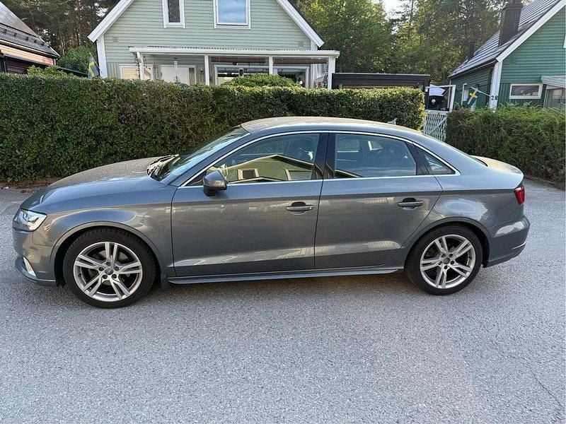 Grå Begagnad 2017 Audi A3 Sport Sedan | 190 000 kr (Marknadspris) - Bild 1/4
