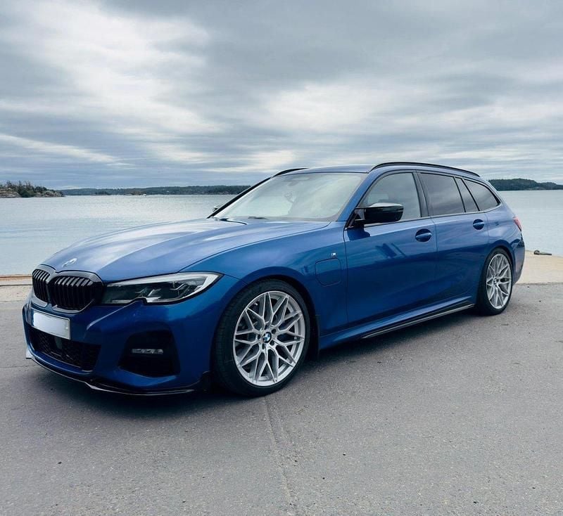 Blå Begagnad 2021 BMW 330e M Sport Kombi | 359 000 kr (Lite dyr) - Bild 1/4