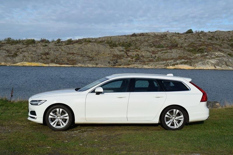 Vit Begagnad 2017 Volvo V90 Momentum Kombi | 166 000 kr (Marknadspris) - Bild 1/4