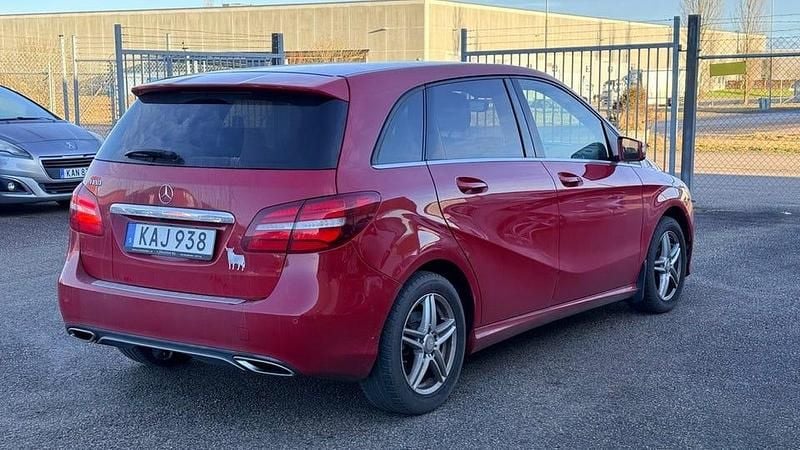 Begagnad Mercedes B180 Urban 123 HK (90 kW) 2015 Röd Minibuss