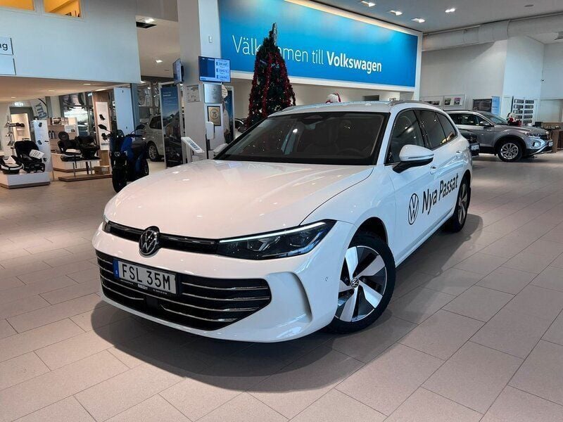 Vit Ny 2024 VW Passat Kombi | 409 900 kr (Dyr) - Bild 1/4