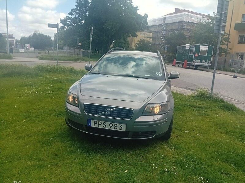 Grå Begagnad 2007 Volvo V50 Kinetic Kombi | 20 900 kr (Marknadspris) - Bild 1/4