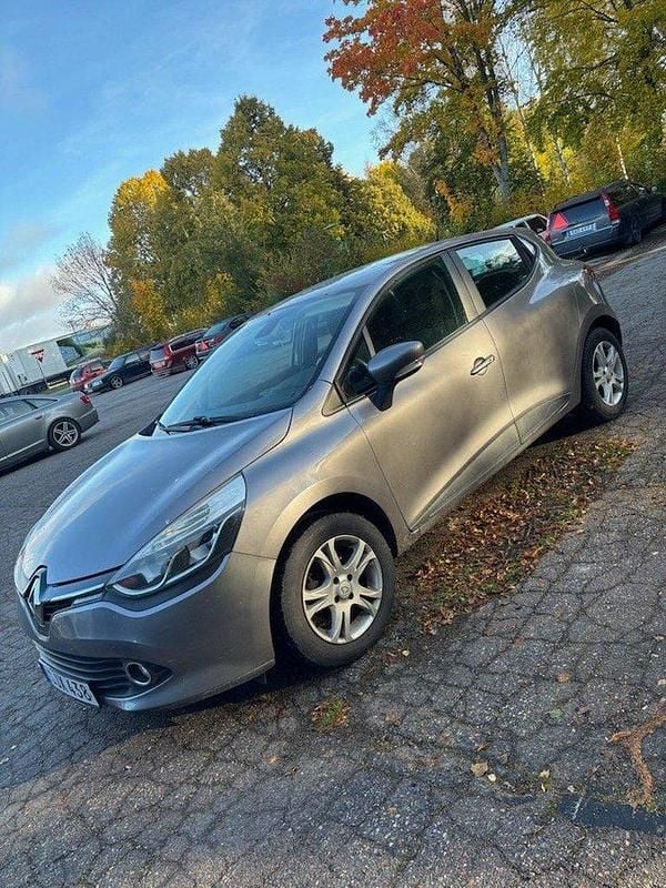Grå Begagnad 2015 Renault Clio IV Halvkombi | 62 000 kr (Marknadspris) - Bild 1/4