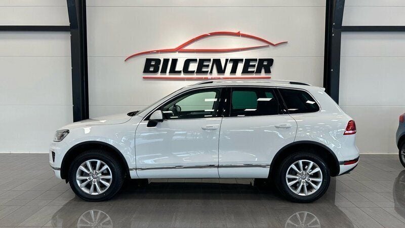 Vit Begagnad 2017 VW Touareg SUV | 248 900 kr (Marknadspris) - Bild 1/4
