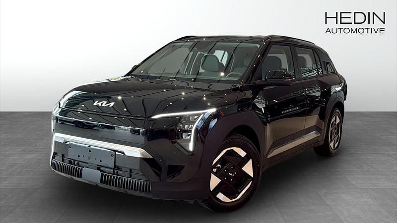 Svart (black) Ny 2025 Kia EV3 4 SUV | 507 300 kr (Marknadspris) - Bild 1/4