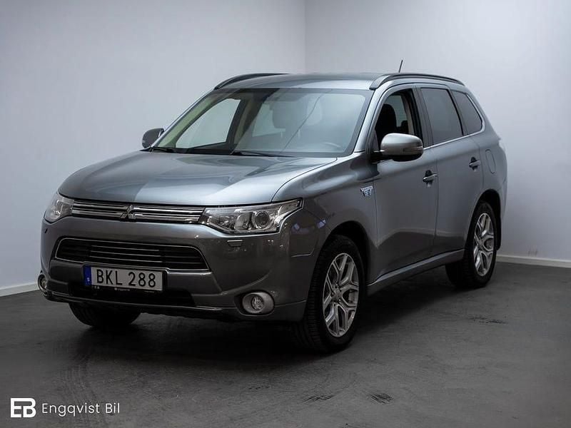 Grå Begagnad 2014 Mitsubishi Outlander SUV | 99 900 kr (Marknadspris) - Bild 1/4