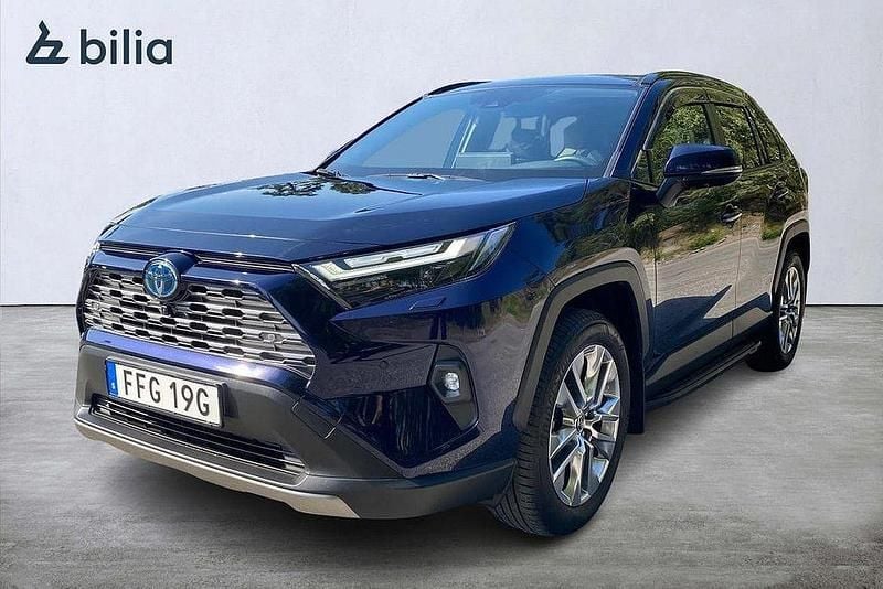 Mörkblå Begagnad 2023 Toyota RAV4 Hybrid Executive SUV | 484 900 kr (Marknadspris) - Bild 1/3
