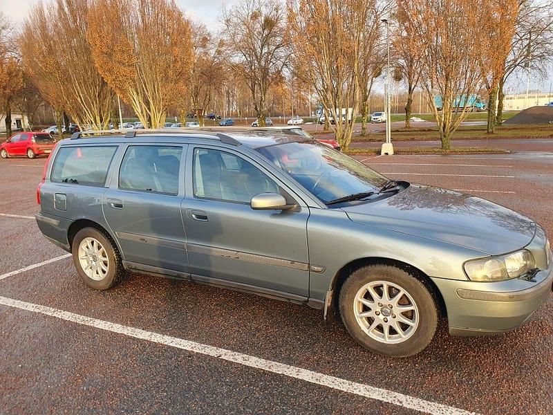 Grön metallic Begagnad 2004 Volvo V70 Kombi | 23 000 kr (Marknadspris) - Bild 1/4