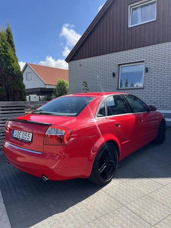 Röd Begagnad 2004 Audi A4 Comfort Sedan | 24 500 kr (Marknadspris) - Bild 1/4
