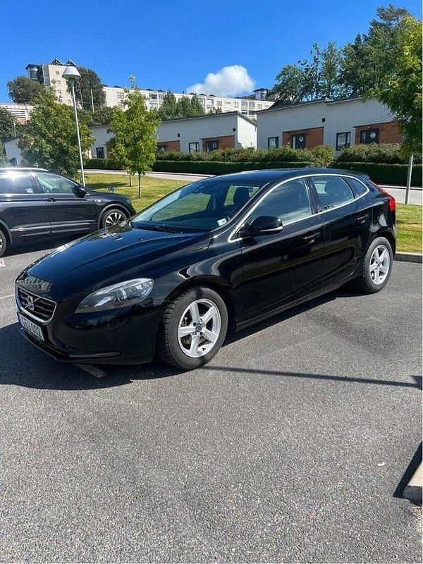 Svart Begagnad 2015 Volvo V40 Momentum Kombi | 110 000 kr (Bra pris) - Bild 1/4