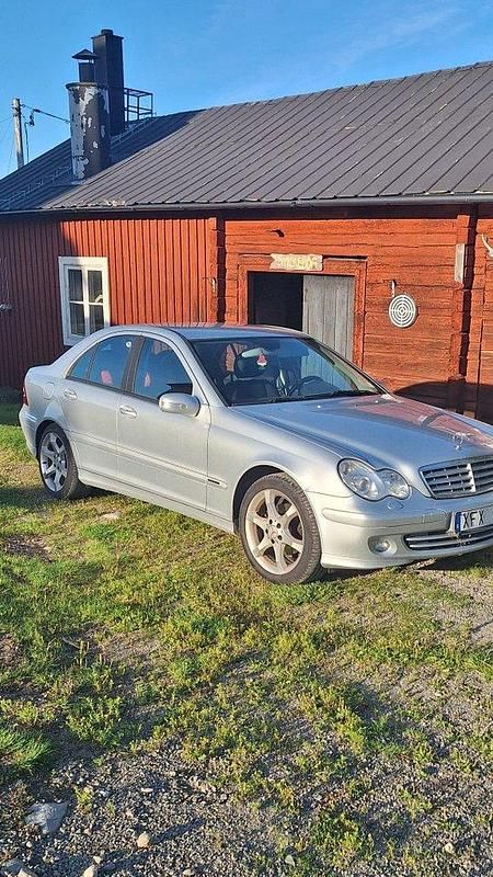 Silver Begagnad 2006 Mercedes C180 Sedan | 23 500 kr (Marknadspris) - Bild 1/4