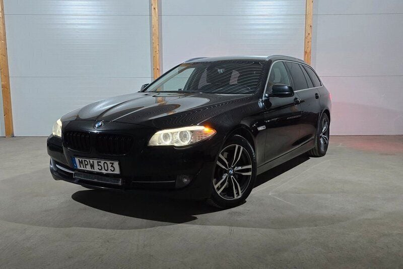 Svart Begagnad 2013 BMW 525 Kombi | 144 900 kr (Marknadspris) - Bild 1/3