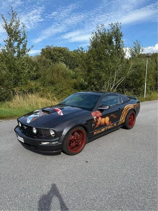 Grå Begagnad 2008 Ford Mustang GT Sportkupé | 150 000 kr (Superpris) - Bild 1/4
