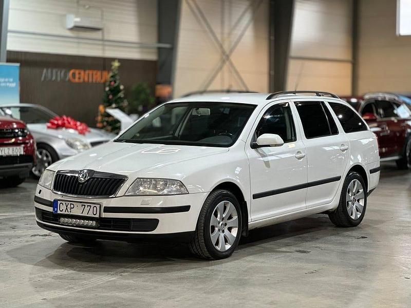Vit Begagnad 2008 Skoda Octavia Kombi | 49 900 kr (Lite dyr) - Bild 1/4