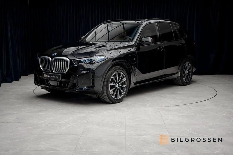 Svart Begagnad 2024 BMW X5 M Sport SUV | 1 049 900 kr - Bild 1/4