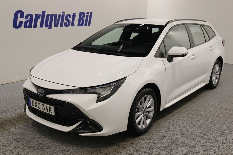 Vit Begagnad 2024 Toyota Corolla Kombi | 299 000 kr (Marknadspris) - Bild 1/4