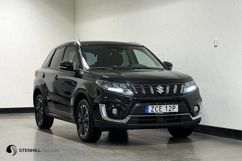 Svart Begagnad 2022 Suzuki Vitara SUV | 239 900 kr (Bra pris) - Bild 1/4