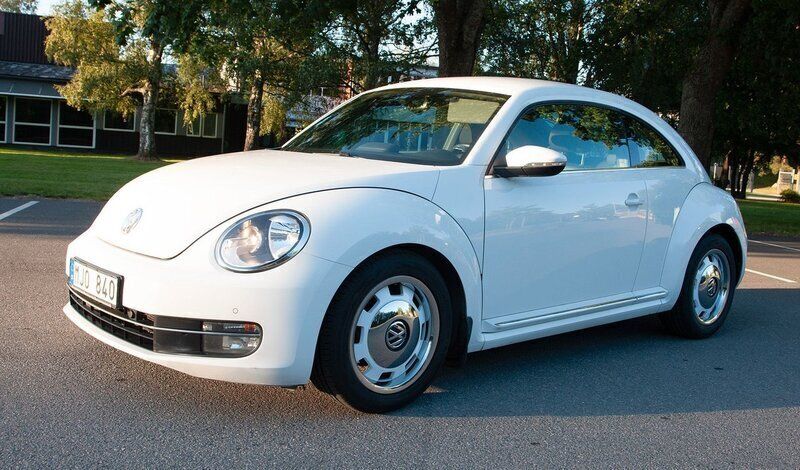 Vit Begagnad 2012 VW Beetle Halvkombi | 89 700 kr (Marknadspris) - Bild 1/4