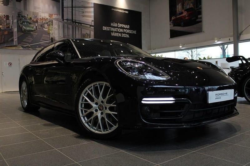 Jet black metallic Begagnad 2023 Porsche Panamera Sport Turismo Kombi | 1 055 000 kr (Lite dyr) - Bild 1/4