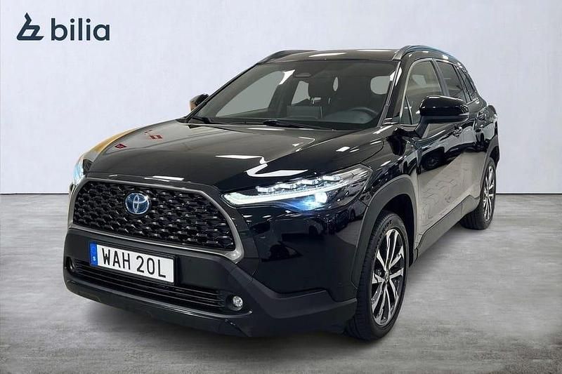 Svart Begagnad 2022 Toyota Corolla Cross Plus SUV | 329 900 kr (Marknadspris) - Bild 1/4