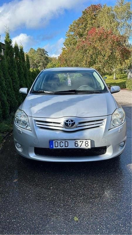 Silver Begagnad 2011 Toyota Auris Plus Halvkombi | 45 000 kr (Marknadspris) - Bild 1/4