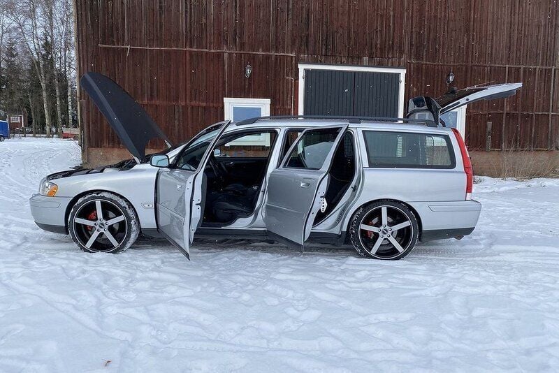 Ljusgrå Begagnad 2005 Volvo V70 Kombi | 25 000 kr (Marknadspris) - Bild 1/4